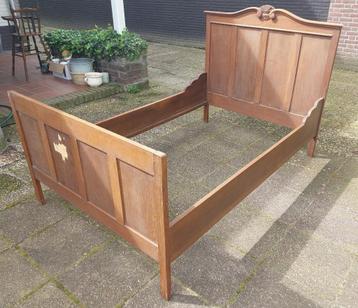 Vintage antiek bed twijfelaar