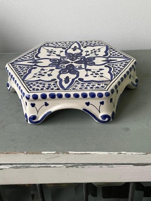Plateau / onderzetter op pootjes. Blauw aardewerk Tunesie., Antiek en Kunst, Antiek | Porselein, Ophalen of Verzenden
