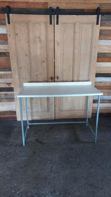 Werktafel met stalen frame past boven wasmachine en droger 