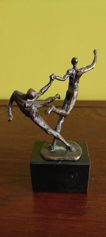 Dansend paar (brons op sokkel)