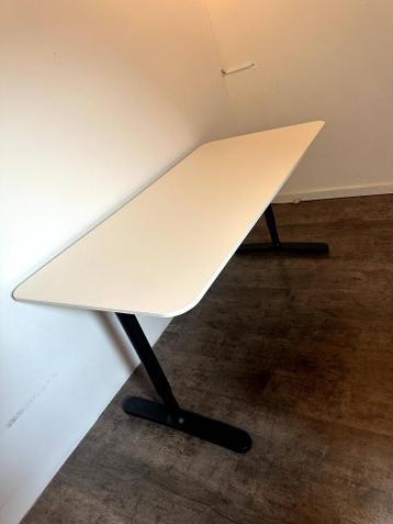 IKEA desk white/black 160cm x 80cm - afbeelding 2 IKEA desk white/black 160cm x 80cm - afbeelding 2