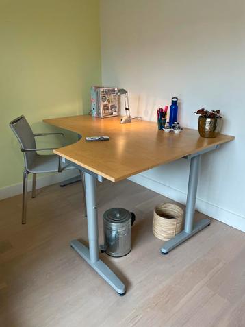 Galant Ikea hoek bureau, beukenfineer en zilverenkl. poten - afbeelding 2 Galant Ikea hoek bureau, beukenfineer en zilverenkl. poten - afbeelding 2