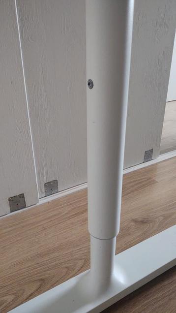 Bureau Ikea, met rechts meer ruimte - afbeelding 3 Bureau Ikea, met rechts meer ruimte - afbeelding 3