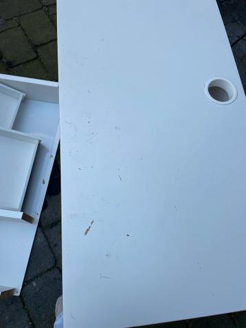 Wit bureau met roze accenten en opbergruimte