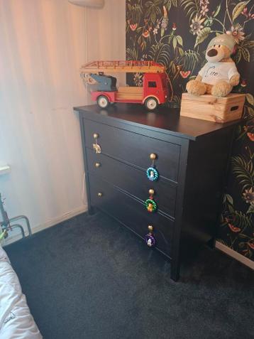 Ikea Commode Kast - Zwart met Gouden Knoppen - afbeelding 1 Ikea Commode Kast - Zwart met Gouden Knoppen - afbeelding 1