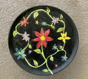 Hand-beschilderde taartschotel, taartplateau voet bloemen