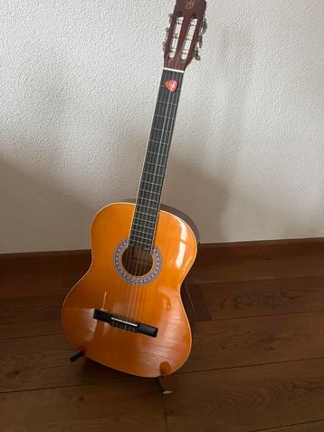 Prachtige GOMEZ gitaar met uitstekend geluid incl standaard