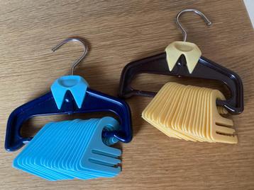 Vintage retro stropdassenhangers oker en blauw. Per stuk 4,5