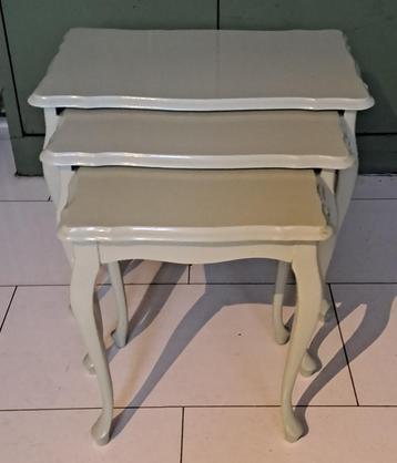 Queen Ann nesting tables / mimiset