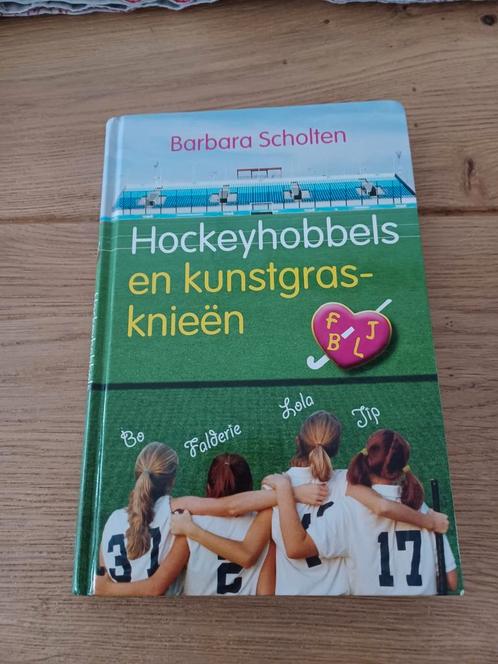Barbara Scholten - Hockeyhobbels en kunstgrasknieen, Boeken, Kinderboeken | Jeugd | 10 tot 12 jaar, Nieuw, Ophalen of Verzenden