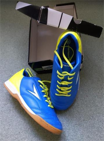 Osaga indoor sportschoenen maat 39 blauw geel nieuw soccer. 