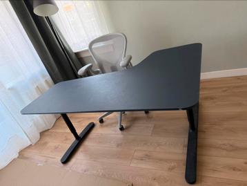 Ikea hoekbureau Bekant donkerblauw zwart - afbeelding 1 Ikea hoekbureau Bekant donkerblauw zwart - afbeelding 1