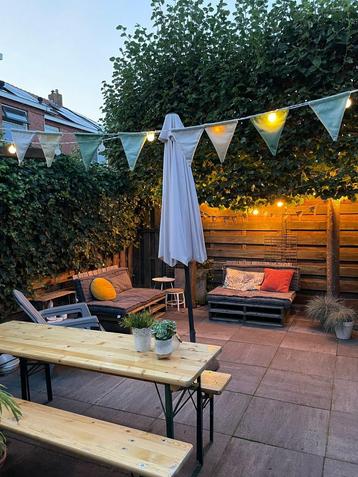 Twee pallet loungebanken met kussens 