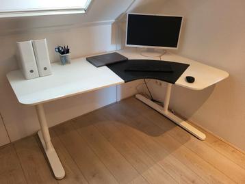 Ikea Bekant hoekbureau wit met zwart inzetstuk - verstelbaar - afbeelding 8 Ikea Bekant hoekbureau wit met zwart inzetstuk - verstelbaar - afbeelding 8