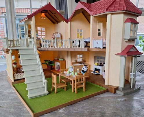 Sylvanian Families villa, verlicht met balustrade. Panda fam, Kinderen en Baby's, Speelgoed | Poppenhuizen, Gebruikt, Ophalen of Verzenden