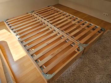 IKEA Espevär houten bedframe 160x200cm met witte pootjes - afbeelding 2 IKEA Espevär houten bedframe 160x200cm met witte pootjes - afbeelding 2
