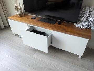 IKEA Besta TV Meubel met Houten Plank - afbeelding 1 IKEA Besta TV Meubel met Houten Plank - afbeelding 1
