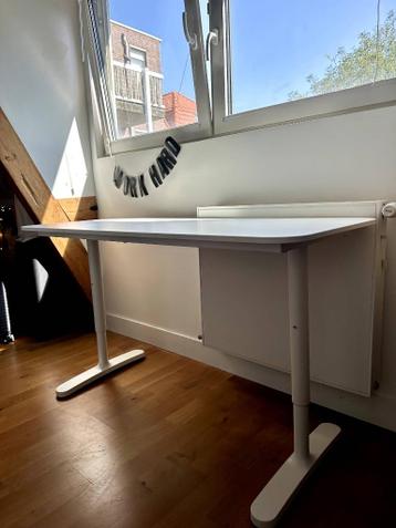 IKEA BEKANT tafelblad en onderstel, wit, 12080 cm - afbeelding 1 IKEA BEKANT tafelblad en onderstel, wit, 12080 cm - afbeelding 1
