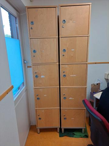 Twee mooie houten lockers 5-vaks - afbeelding 1 Twee mooie houten lockers 5-vaks - afbeelding 1