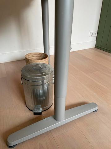 Galant Ikea hoek bureau, beukenfineer en zilverenkl. poten - afbeelding 3 Galant Ikea hoek bureau, beukenfineer en zilverenkl. poten - afbeelding 3