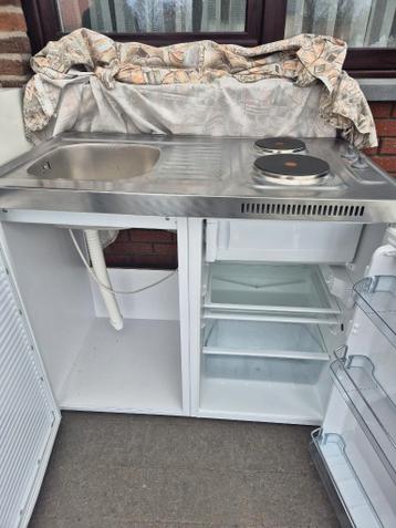 Kookplaat met wasbak en koelkast