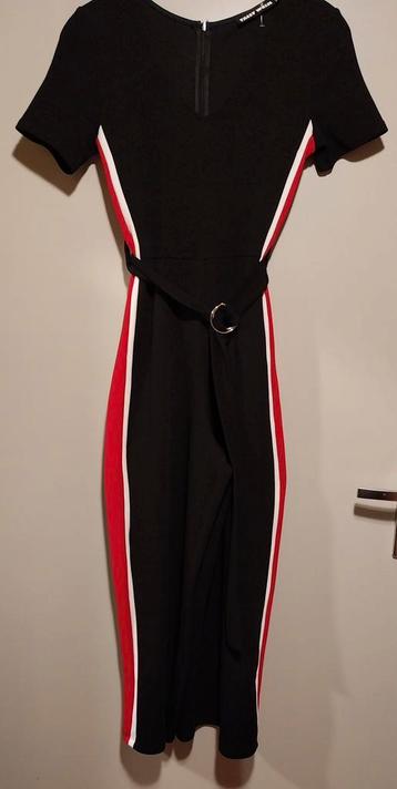 Jumpsuit zwart met rood witte streep aan de zijkant Maat S