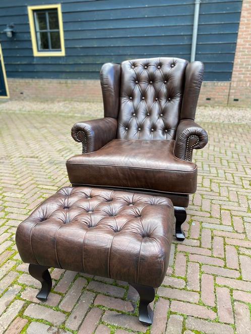 In Nieuwstaat Chesterfield Fauteuil met Hocker, Huis en Inrichting, Fauteuils, Zo goed als nieuw, Leer, 75 tot 100 cm, Ophalen of Verzenden