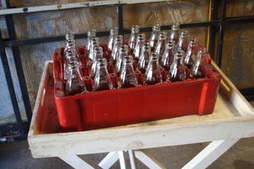 Oud kunststof limonade krat met 24 Coca cola Flesjes