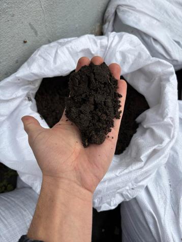 Gratis vruchtbare tuinaarde. 9 zakken (20–30 kg) Hilversum