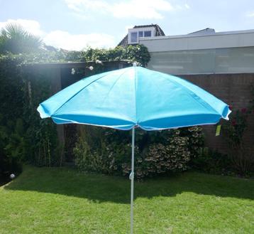 Nieuwe blauwe parasol. Breed 160 cm.