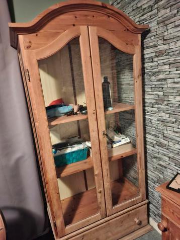 Houten vitrinekast met glazen deuren