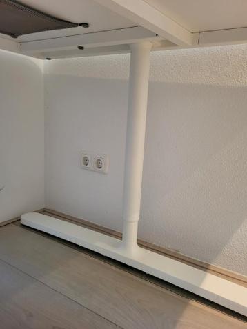 Ikea Bekant hoekbureau wit met zwart inzetstuk - verstelbaar - afbeelding 7 Ikea Bekant hoekbureau wit met zwart inzetstuk - verstelbaar - afbeelding 7