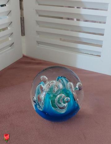 Presse-papier blauw/turquoise interne luchtbellen glaskunst