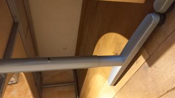 Ikea Galant bureau, hoogte instelbaar, ruim werkblad - afbeelding 3 Ikea Galant bureau, hoogte instelbaar, ruim werkblad - afbeelding 3