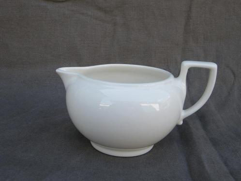 Wedgwood TRADITIONAL PLAIN  Laag melkkannetje, Huis en Inrichting, Keuken | Servies, Zo goed als nieuw, Wedgwood, Ophalen of Verzenden