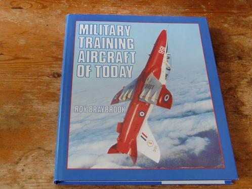Military training aircraft of today ( lesvliegtuigen), Verzamelen, Luchtvaart en Vliegtuigspotten, Zo goed als nieuw, Boek of Tijdschrift