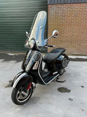 Vespa GTS300 Super glansend zwart! 2011