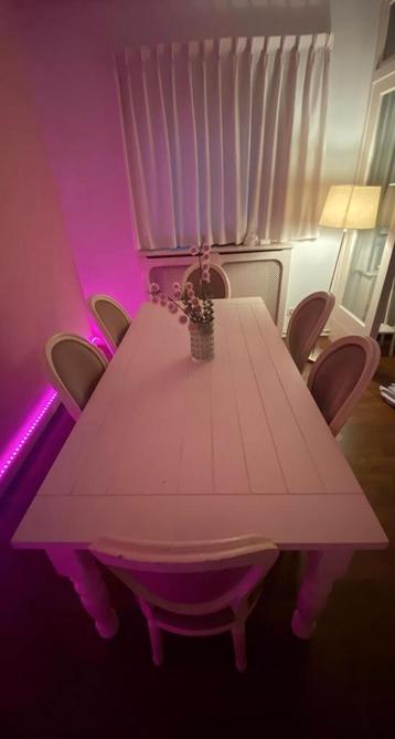 GRATIS witte eettafel met 6 brocante stoelen