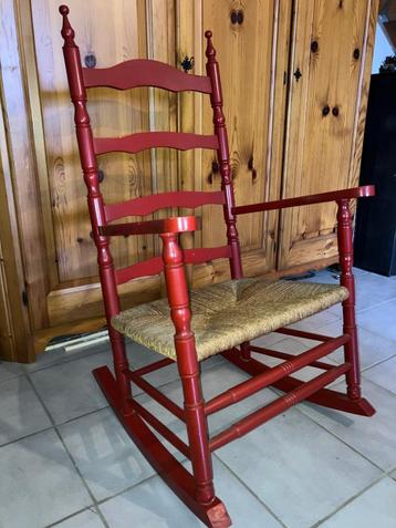 schommelstoel rood met rieten zitting