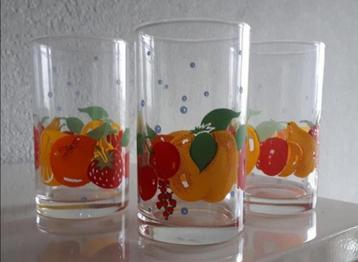 Drie Glazen met Fruitopdruk
