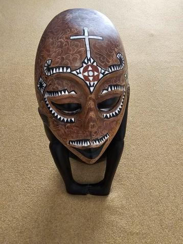 Bijzonder houtsnijwerk Lombok beeld met masker 