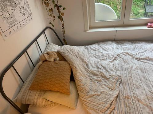 Bed + matras + dekbed + kussens, Huis en Inrichting, Slaapkamer | Matrassen en Bedbodems, Gebruikt, Bedbodem, 140 cm, 200 cm, Twijfelaar