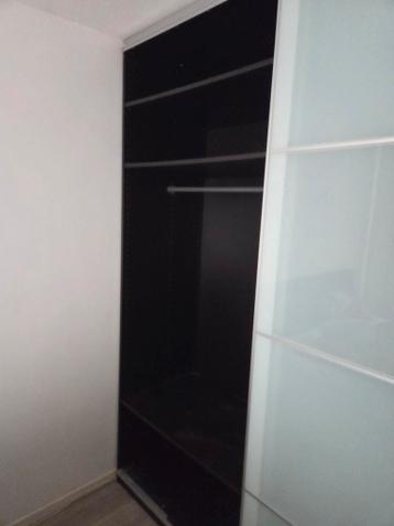 Ruime kledingkast met schuifdeuren - afbeelding 3 Ruime kledingkast met schuifdeuren - afbeelding 3