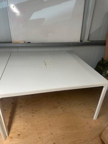 2x Dubbel bureau van ikea BEKANT met stekkerdoos houder - afbeelding 4 2x Dubbel bureau van ikea BEKANT met stekkerdoos houder - afbeelding 4