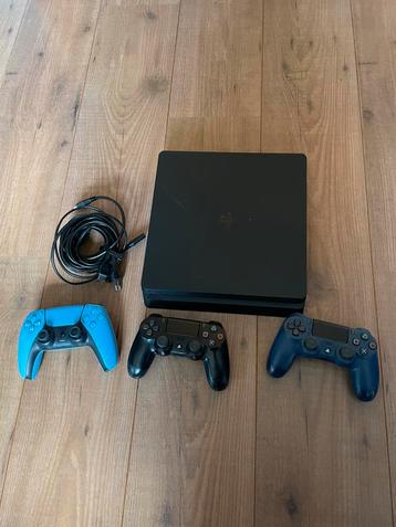 Playstation 4- Slim - 500GB incl. 3 controllers