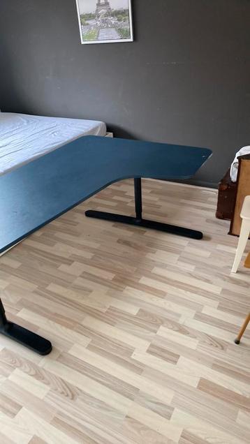 Bureau 160x110, donkerblauw blad. IKEA Bekant - afbeelding 1 Bureau 160x110, donkerblauw blad. IKEA Bekant - afbeelding 1