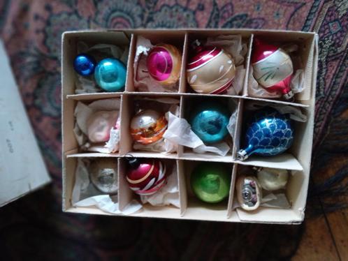 doos 53 bestaat uit 14 oude glazen kerstballen, Diversen, Kerst, Gebruikt, Ophalen of Verzenden