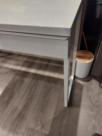 Ikea BESTÅ BURS tafel met stoel - afbeelding 3 Ikea BESTÅ BURS tafel met stoel - afbeelding 3