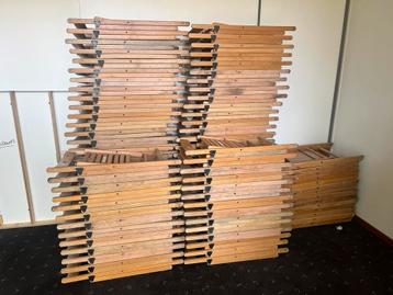 Partij houten klapstoelen 95 stuks
