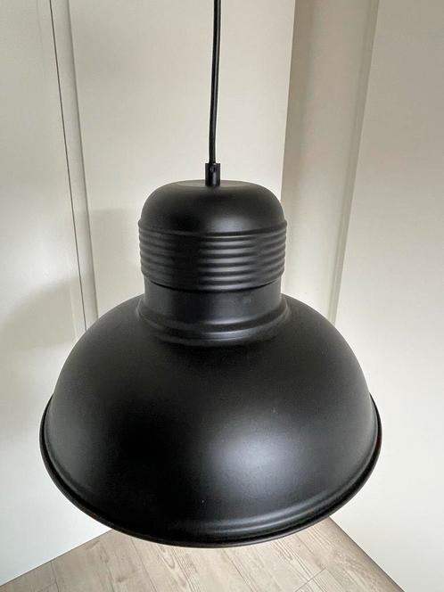 2 grote zwarte metalen hanglampen, Huis en Inrichting, Lampen | Hanglampen, Gebruikt, Minder dan 50 cm, Metaal, Ophalen
